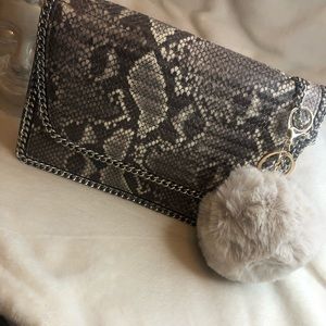 ✨Bundle 3/$8✨ Pom-Pom Key Chain